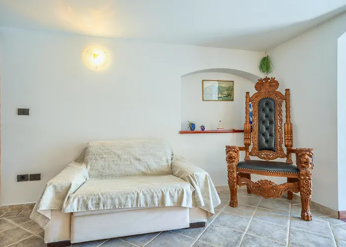 Rasotica: Spacious Retreat With Pool And Complimentary Transport Vila *