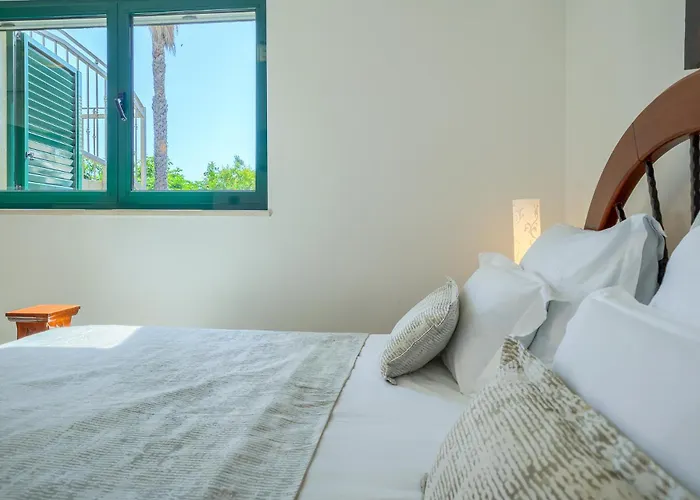 Rasotica: Spacious Retreat With Pool And Complimentary Transport Vila Sumartin