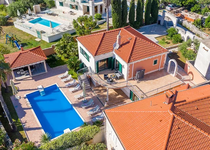 Rasotica: Spacious Retreat With Pool And Complimentary Transport *