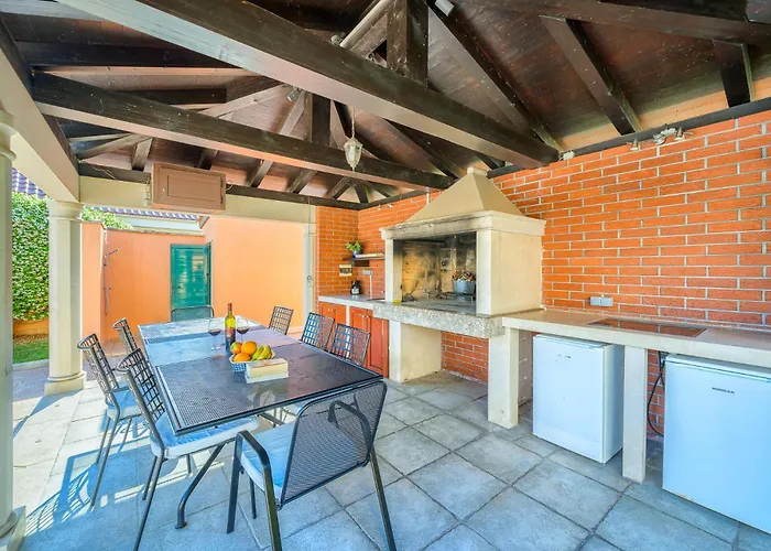 Rasotica: Spacious Retreat With Pool And Complimentary Transport Sumartin