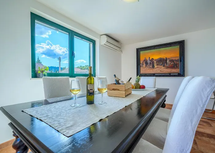 Rasotica: Spacious Retreat With Pool And Complimentary Transport * Sumartin