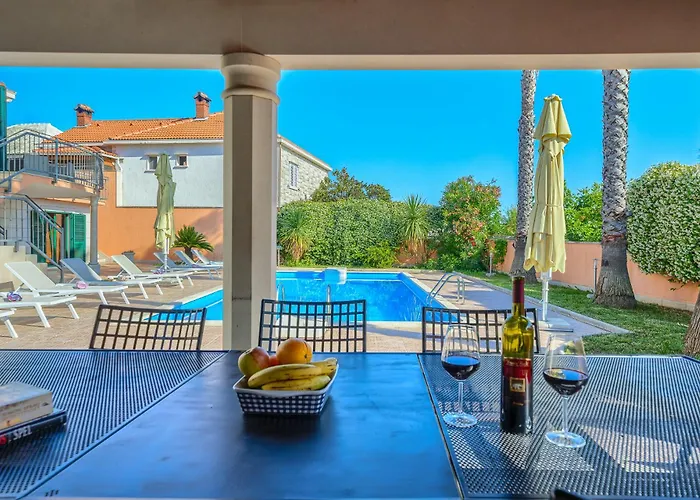 Rasotica: Spacious Retreat With Pool And Complimentary Transport
