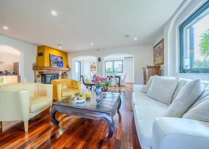 Rasotica: Spacious Retreat With Pool And Complimentary Transport Vila *