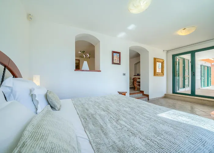 Rasotica: Spacious Retreat With Pool And Complimentary Transport Vila Sumartin