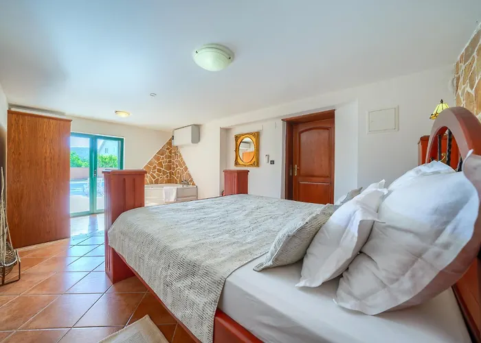 Vila Rasotica: Spacious Retreat With Pool And Complimentary Transport Sumartin