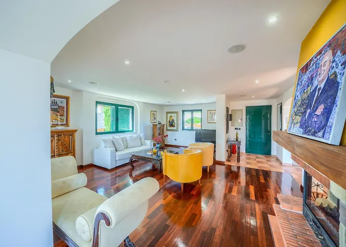 Rasotica: Spacious Retreat With Pool And Complimentary Transport Sumartin