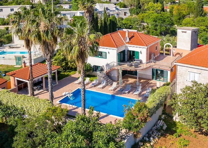 Rasotica: Spacious Retreat With Pool And Complimentary Transport Vila