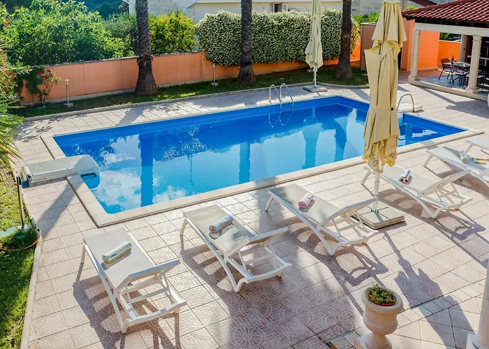 Rasotica: Spacious Retreat With Pool And Complimentary Transport Vila *