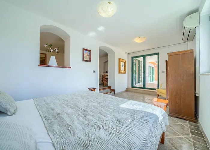 Vila Rasotica: Spacious Retreat With Pool And Complimentary Transport *