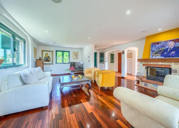Rasotica: Spacious Retreat With Pool And Complimentary Transport Vila Sumartin