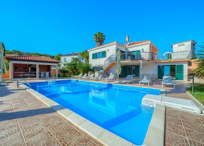Vila Rasotica: Spacious Retreat With Pool And Complimentary Transport *