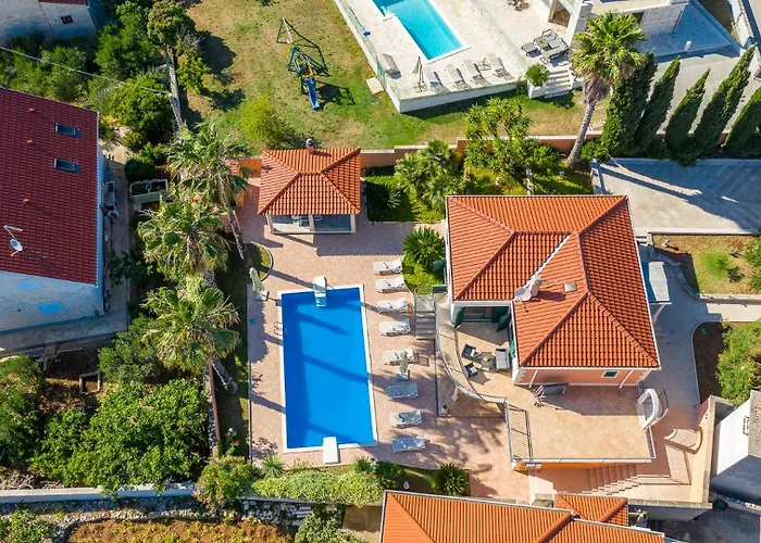 Rasotica: Spacious Retreat With Pool And Complimentary Transport Vila Sumartin