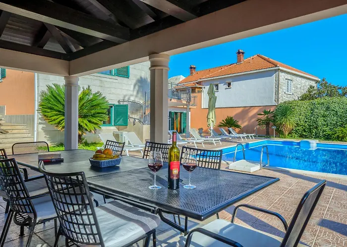 Rasotica: Spacious Retreat With Pool And Complimentary Transport * Sumartin