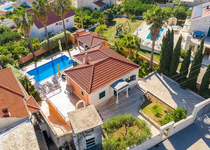 Rasotica: Spacious Retreat With Pool And Complimentary Transport *