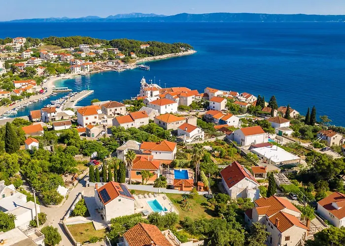 Rasotica: Spacious Retreat With Pool And Complimentary Transport Vila *
