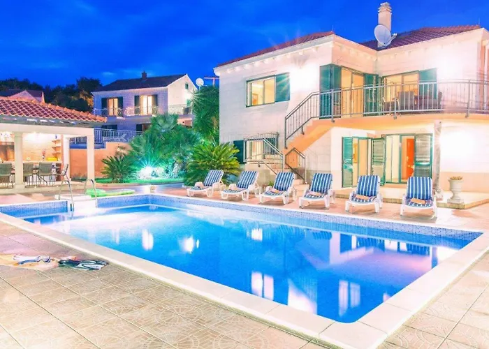 Rasotica: Spacious Retreat With Pool And Complimentary Transport Vila *