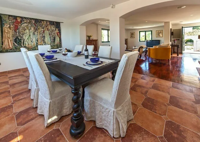 Rasotica: Spacious Retreat With Pool And Complimentary Transport *