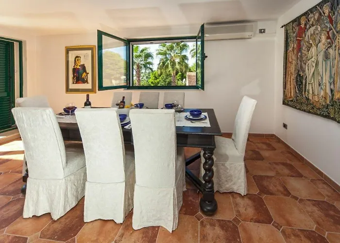 Rasotica: Spacious Retreat With Pool And Complimentary Transport